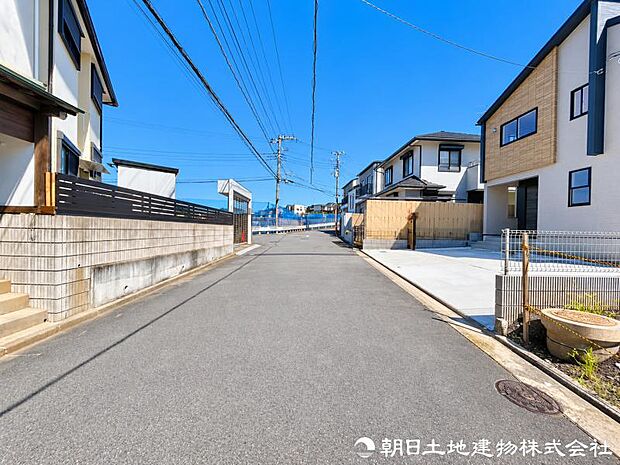 【前面道路】前面道路は道幅も広くゆとりがある為、お車の運転が苦手な方も安心ですね