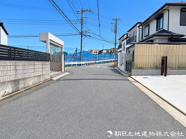 【前面道路】前面道路は道幅も広くゆとりがある為、お車の運転が苦手な方も安心ですね
