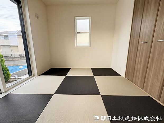 寛ぎの間や客間、子供の遊び場など、多彩に使える和室。畳ならではの落ち着きと心地よさが、暮らしにやすらぎを添えます。畳の心地よさと落ち着きを十分楽しめる和室です。