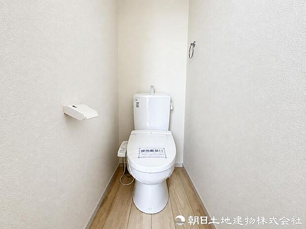 清潔感のある落ち着いたトイレ空間。毎日使う場所だからこそ、シンプルで使いやすく、心地よく過ごせるよう整えられています。清潔で快適な毎日をしっかり支える設備です。