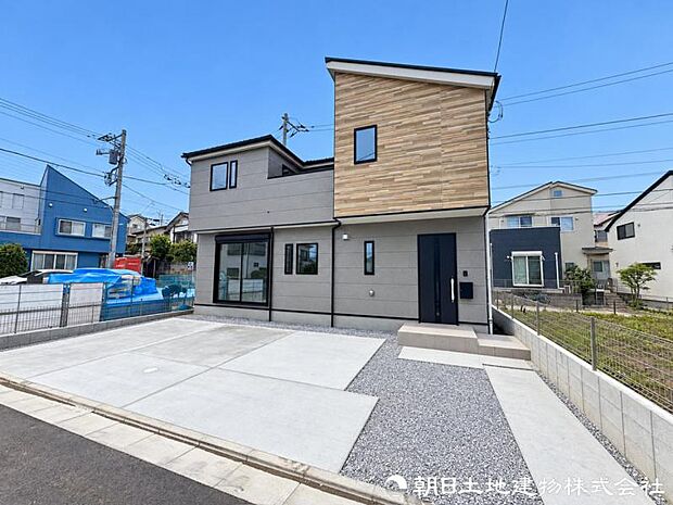 街並みに美しく調和するよう計画された住まい。豊かな陽光を室内へ取り込み、明るく心地よい毎日を叶える設計が施されています。陽光を活かした心地よい住空間が魅力です。
