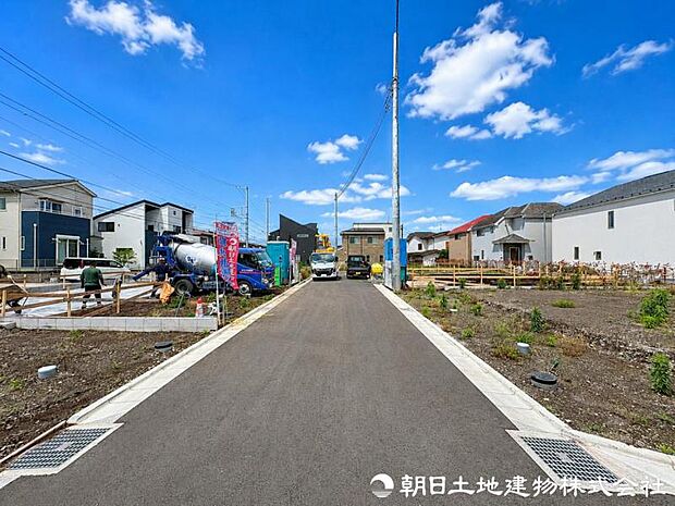 【前面道路】前面道路は道幅も広くゆとりがある為、お車の運転が苦手な方も安心ですね