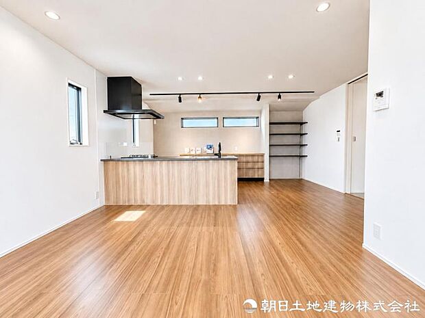 家族が自然と集まり、会話や寛ぎの時間を育むリビング。上質な開放感に包まれながら、日常のひとときを心地よく過ごせます。家族団らんの時間も豊かに育めるリビングです。