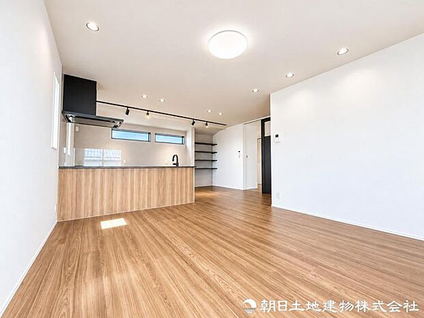 暮らしの中心となるリビングは、家族の時間を優しく彩る寛ぎの空間。日々の安らぎと満足感を感じながら、ゆったり過ごせます。自然と笑顔が集まる心地よい空間になります。