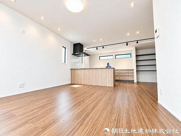一日の中で長い時間を過ごすリビングは、寛ぐ・食事する・遊ぶなど多彩に活用可能。家族それぞれの過ごし方に寄り添う空間です。暮らし方に合わせて多目的に活用できます。