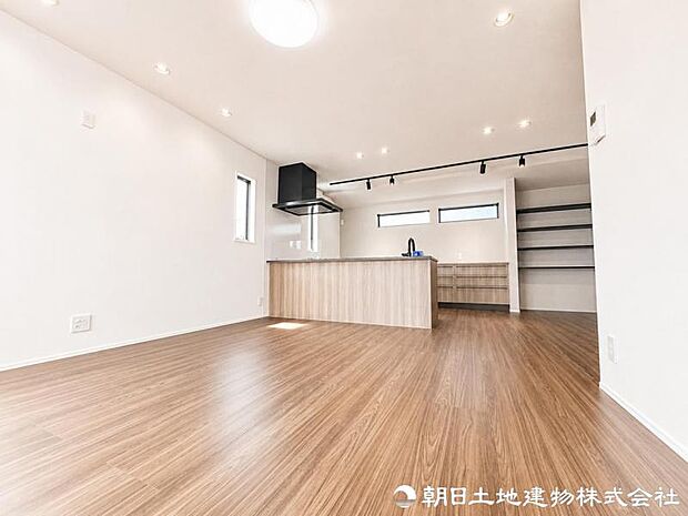 一日の中で長い時間を過ごすリビングは、寛ぐ・食事する・遊ぶなど多彩に活用可能。家族それぞれの過ごし方に寄り添う空間です。暮らし方に合わせて多目的に活用できます。