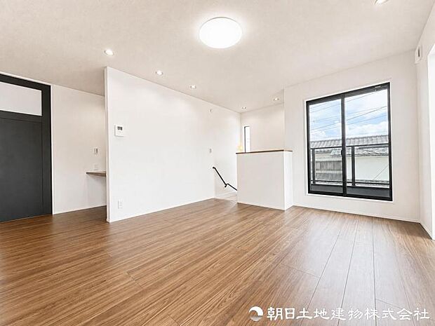 この住まいだからこそ味わえる特別な寛ぎを日常に。家族の笑顔が自然と集まり、毎日を大切に楽しめる心地よいリビングです。毎日の暮らしを特別に彩る心地よい住空間です。