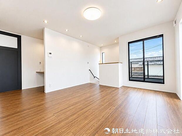 この住まいだからこそ味わえる特別な寛ぎを日常に。家族の笑顔が自然と集まり、毎日を大切に楽しめる心地よいリビングです。毎日の暮らしを特別に彩る心地よい住空間です。