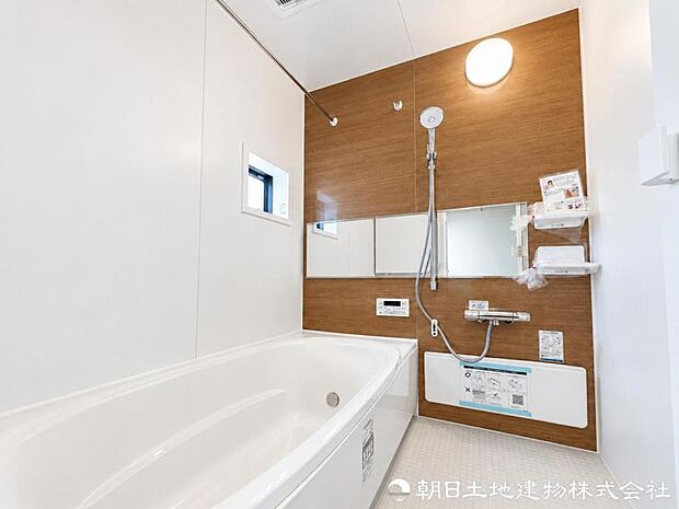 一日の疲れをゆったり癒やせる、広々としたバスルーム。足を伸ばして寛げる浴槽で、毎日の入浴時間が楽しみになる空間です。毎日の入浴が待ち遠しくなる心地よい空間です。