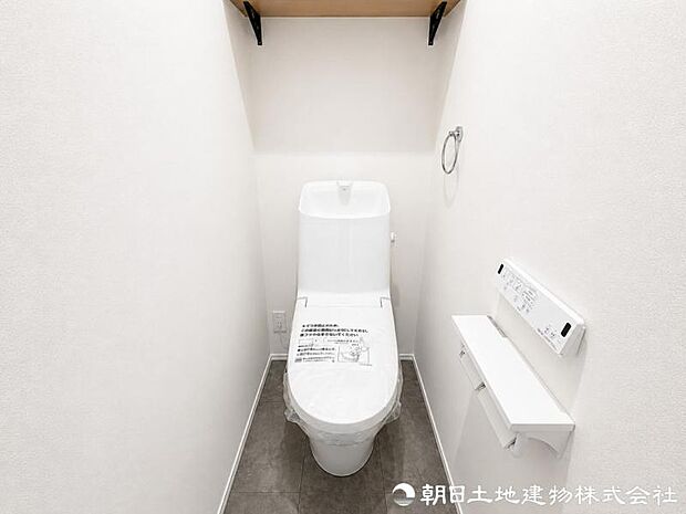 清潔感のある落ち着いたトイレ空間。毎日使う場所だからこそ、シンプルで使いやすく、心地よく過ごせるよう整えられています。清潔で快適な毎日をしっかり支える設備です。