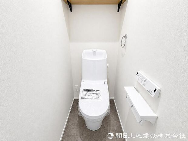 清潔感のある落ち着いたトイレ空間。毎日使う場所だからこそ、シンプルで使いやすく、心地よく過ごせるよう整えられています。清潔で快適な毎日をしっかり支える設備です。