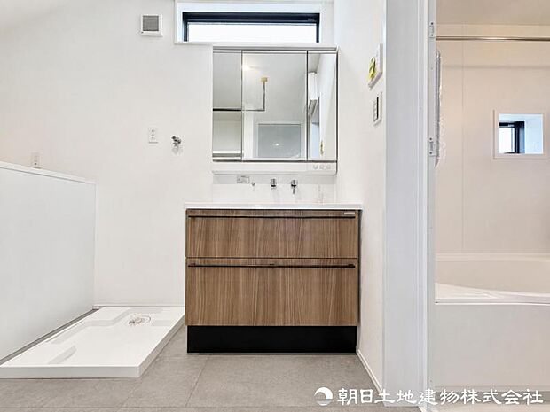 三面鏡付き洗面化粧台は、鏡裏収納に化粧品や洗面用品をすっきり整理可能。使いやすさと収納力を兼ね備えた清潔感ある空間です。忙しい朝の身支度も効率よく進められます。