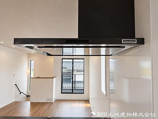 調理中に発生する煙やにおいをしっかり排出するレンジフードを装備。キッチンの空気を快適に保ち、お手入れにも配慮。室内へのにおい残りも抑えられます。