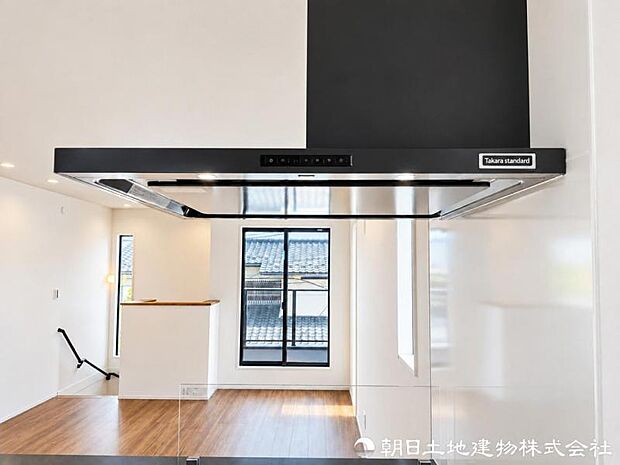 調理中に発生する煙やにおいをしっかり排出するレンジフードを装備。キッチンの空気を快適に保ち、お手入れにも配慮。室内へのにおい残りも抑えられます。