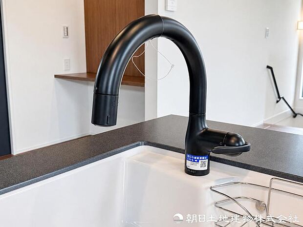 浄水器一体型水栓を採用し、飲み水やお料理にいつでもきれいな水を使用可能。切り替え操作も簡単で、家事に便利です。家族みんなで安心して使えます。