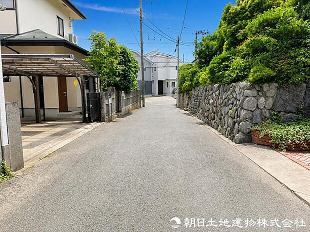 【前面道路】前面道路は車通りも少なくお車の運転が苦手な方も安心ですね。