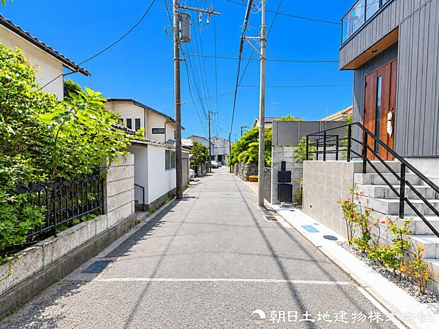 車通りが少なく落ち着いた前面道路。お車の出し入れもしやすく、運転が少し苦手な方や小さなお子様のいるご家庭にも安心感のある住環境です。駐車時の安心感も高まります。