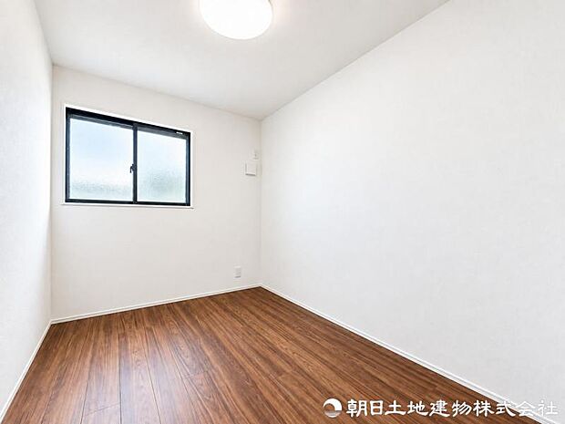窓から差し込む光と爽やかな風が、室内に明るさと開放感を演出。寝室や子供部屋など、幅広い使い方ができる洋室です。暮らしに合わせて幅広い用途にも活用できる洋室です。