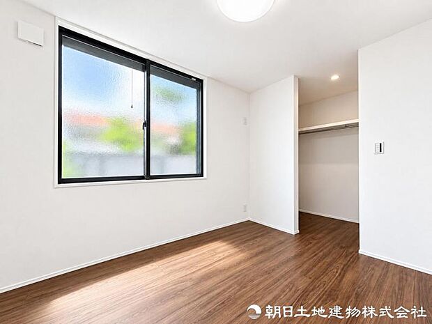 陽当りと風通しに恵まれた心地よい洋室。家族の会話も育みながら、プライベートな時間も大切にできる快適な住空間です。自分らしい時間もゆったりと心地よく楽しめますね。