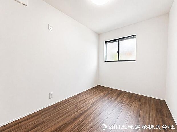陽当りと風通しに恵まれた心地よい洋室。家族の会話も育みながら、プライベートな時間も大切にできる快適な住空間です。自分らしい時間もゆったりと心地よく楽しめますね。