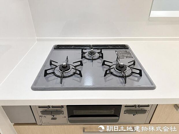 【コンロ】同時にたくさんの料理が調理できます。焼く・蒸す・煮るの工程を同時進行で進めることができるので、凝った料理もまとめて作ることができます。時短にもつながりますね。