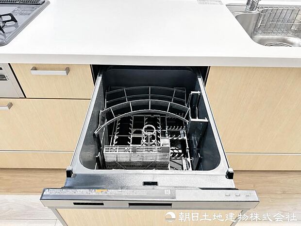 【食洗機】ボタン一つで洗浄から乾燥まで行える食洗機を搭載。家事負担を軽減し、暮らしにゆとりをもたらします。