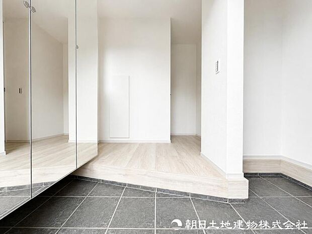 【玄関】清潔感溢れる玄関がお出迎えする本邸宅の物語は、ここから始まる日常を期待させます。この場所には「希望」と「優越」で包み込んでくれる「特別」な空間があります。