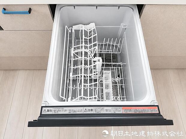 【食洗機】ボタン一つで洗浄から乾燥まで行える食洗機を搭載。家事負担を軽減し、暮らしにゆとりをもたらします。