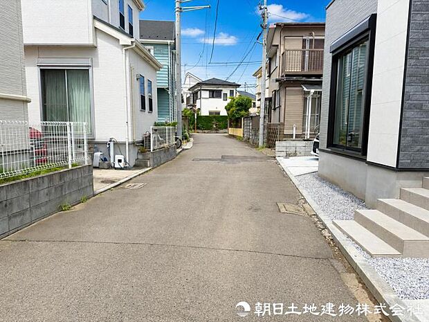 【前面道路】前面道路は車通りも少なくお車の運転が苦手な方も安心ですね。