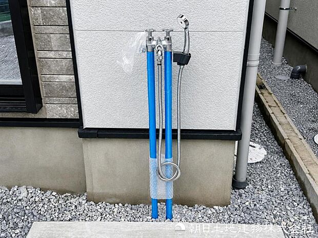 【外水洗】洗車や庭の水やりに便利な蛇口式外水洗を設置。ホース接続が簡単で、日々の外作業をスムーズにしてくれます。