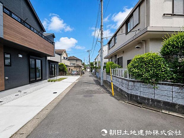 【前面道路】前面道路は車通りも少なくお車の運転が苦手な方も安心ですね。
