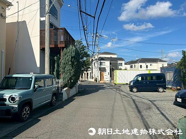 【前面道路】前面道路は道幅も広くゆとりがある為、開放的な暮らしが可能です。