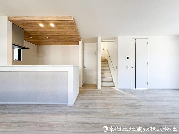 豊かな陽光と心地よい風を取り込むリビング。明るさと開放感に恵まれ、季節を問わず家族が快適に過ごせる住空間に仕上がっています。一年を通して家族が快適に過ごせます。