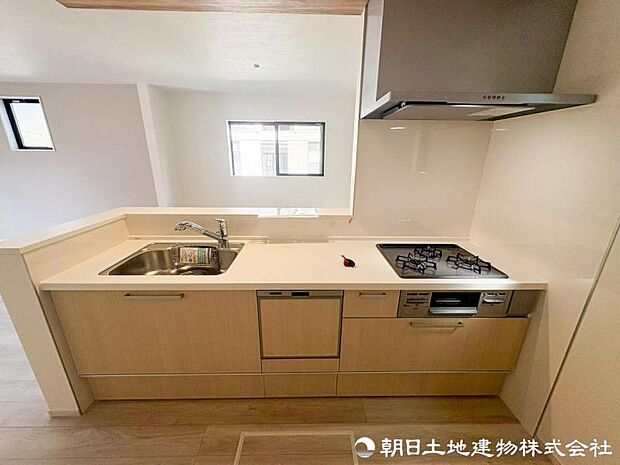 小袋の食品や調味料、調理器具まで整理しやすい引き出し収納を備えたキッチン。必要な物をすぐ取り出せ、毎日の家事が快適です。調理中の動作もスムーズで家事が快適です。