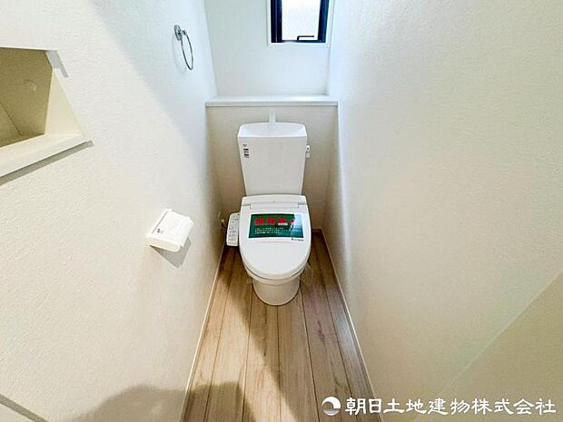 清潔感のある落ち着いたトイレ空間。毎日使う場所だからこそ、シンプルで使いやすく、心地よく過ごせるよう整えられています。清潔で快適な毎日をしっかり支える設備です。