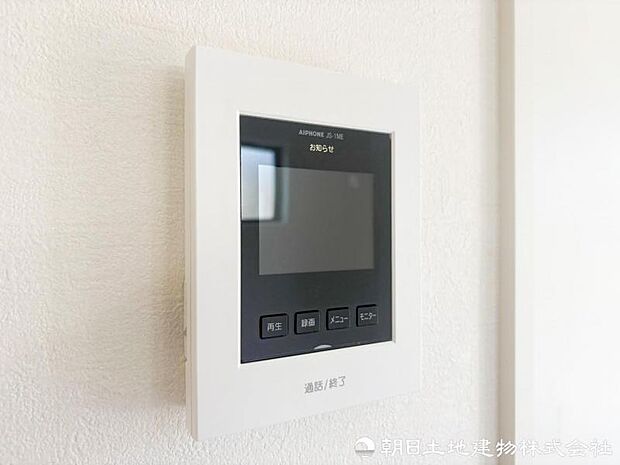 来訪者を室内モニターで確認できるインターホンを装備。天候や時間を問わず玄関を開ける前に応対でき、ご家族の安心を支えます。防犯対策にも役立ちます。