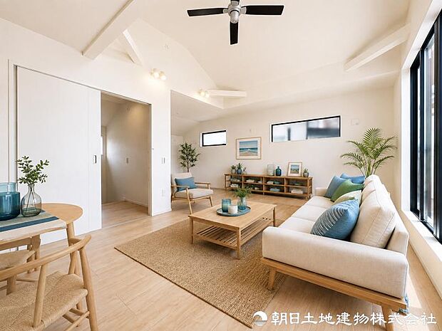 家族が自然と集まり、会話や寛ぎの時間を育むリビング。上質な開放感に包まれながら、日常のひとときを心地よく過ごせます。家族団らんの時間も豊かに育めるリビングです。