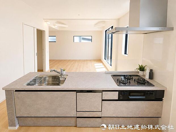 作業スペースにゆとりがあり、ご夫婦や親子で並んでも調理しやすいキッチン。豊富な収納で食器や調理器具もすっきり片付きます。家族で料理を楽しむ時間も自然と増えます。