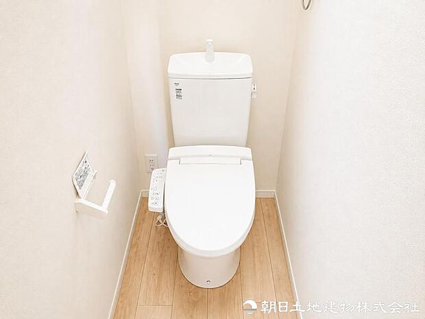 清潔感のある落ち着いたトイレ空間。毎日使う場所だからこそ、シンプルで使いやすく、心地よく過ごせるよう整えられています。清潔で快適な毎日をしっかり支える設備です。