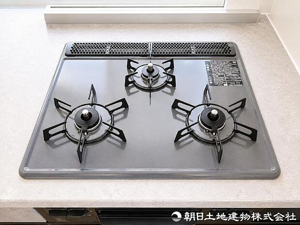 【コンロ】お料理がしやすい3口コンロを採用。煮ながら焼き、茹でる作業も同時に進められ、毎日の調理をスムーズにしてくれます。日々のお料理が楽しく快適になりますね。