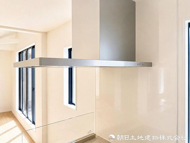 【レンジフード】調理中に発生する煙やにおいをしっかり排出するレンジフードを装備。キッチンの空気を快適に保ち、お手入れにも配慮。室内へのにおい残りも抑えられます。