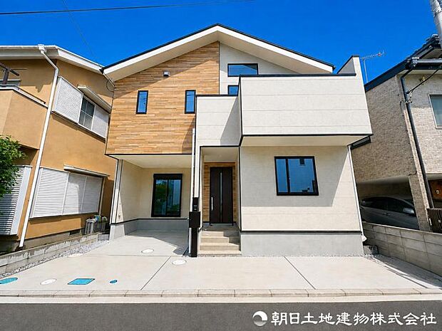 街並みに美しく調和するよう計画された住まい。豊かな陽光を室内へ取り込み、明るく心地よい毎日を叶える設計が施されています。陽光を活かした心地よい住空間が魅力です。