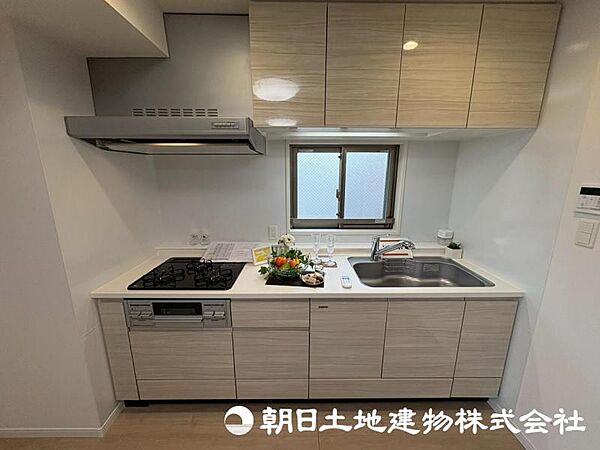 【キッチン】作業スペースを広々取ったキッチン。夫婦、親子が並んでキッチンに立ってもゆとりある広さ。家事をしながら会話も弾みます。