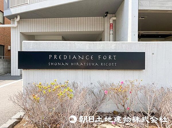 【外観写真】 街並みに調和する洗練された外観デザイン。落ち着いた佇まいの中に上質さを感じる住まいで、住むほど愛着が深まる邸宅です。