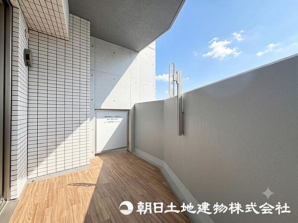 【バルコニー】気持ちのいい空が見渡せる広いバルコニー。爽やかな風を感じて、心躍る素敵な暮らしがはじまります。