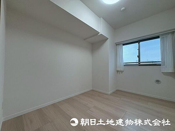【洋室】家具の配置のし易い室内です。趣味の部屋としても充分な広さを確保しております。