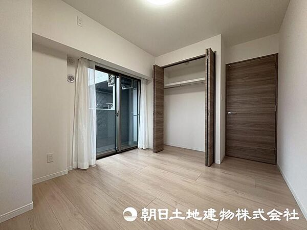 【洋室】暮らしの中での光と風を演出してくれて開放的な空間をお楽しみください。