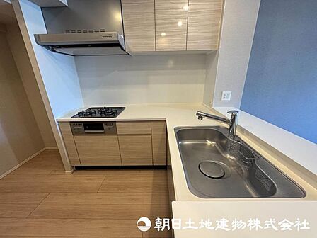 【キッチン】作業スペースを広々取ったキッチン。夫婦、親子が並んでキッチンに立ってもゆとりある広さ。家事をしながら会話も弾みます。