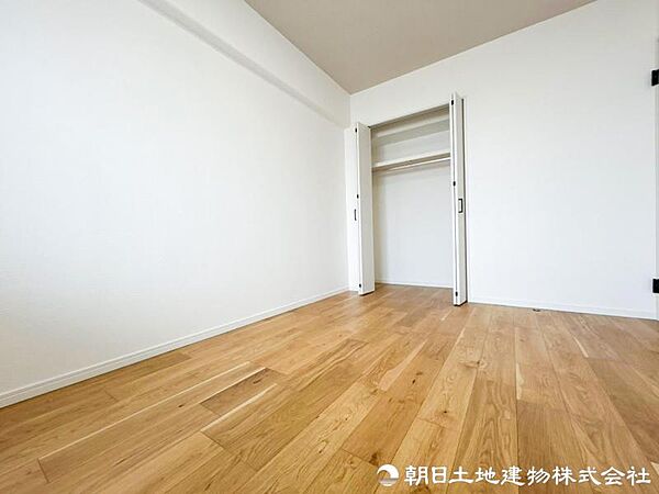 【洋室】家具の配置のし易い室内です。趣味の部屋としても充分な広さを確保しております。
