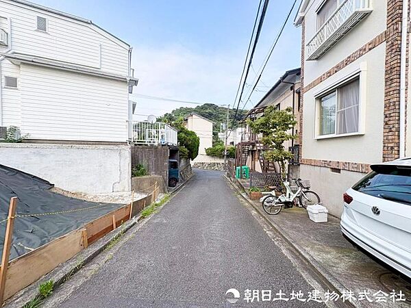 【前面道路】前面道路は車通りも少なくお車の運転が苦手な方も安心ですね。